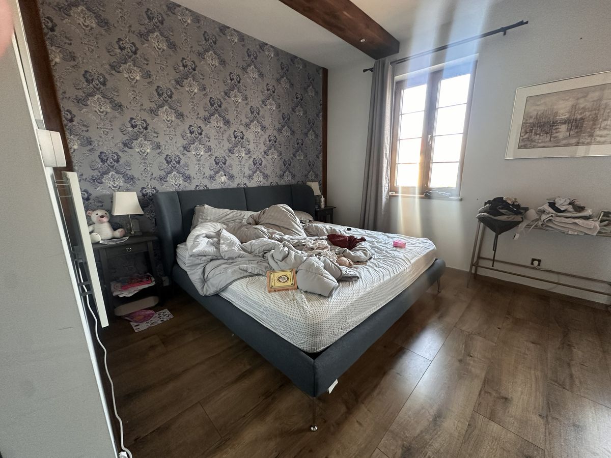 Salon przed wirtualnym stagingiem